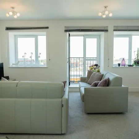 Penthouse With Gated Parking Close To Center Apartman