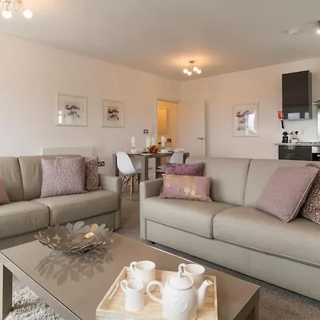 Penthouse With Gated Parking Close To Center Apartman