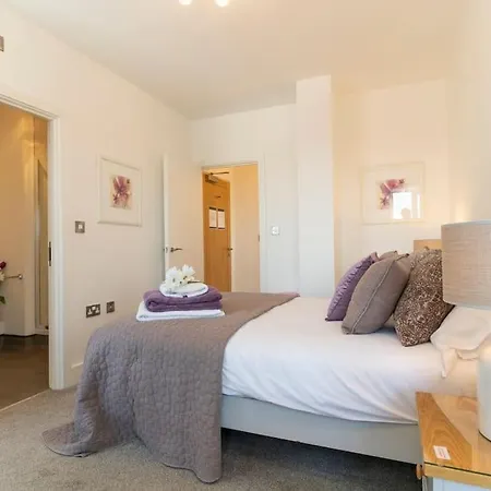 Penthouse With Gated Parking Close To Center Apartman York