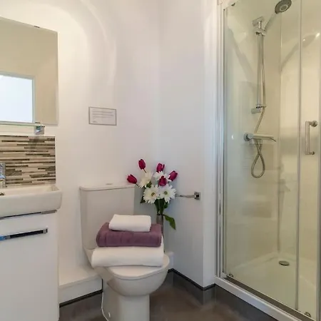 Penthouse With Gated Parking Close To Center *