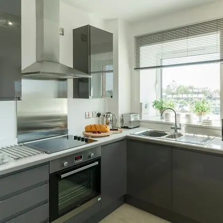 Apartment Penthouse With Gated Parking Close To Center *