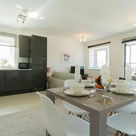 Penthouse With Gated Parking Close To Center Apartment *